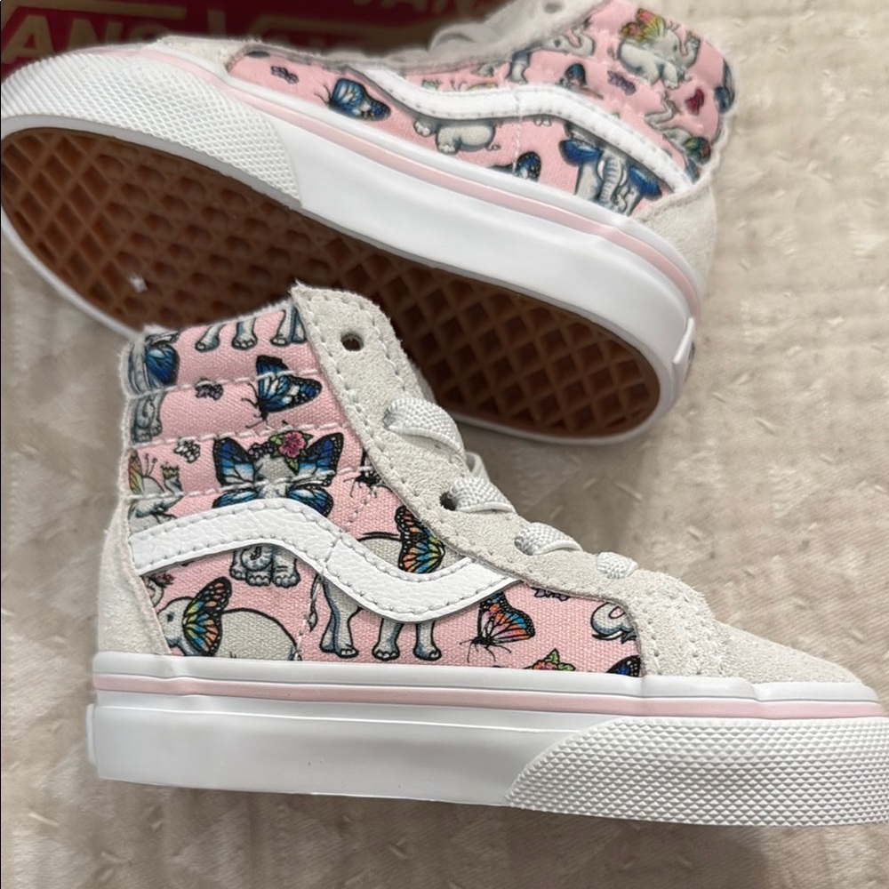 Vans Pink and White Sneakers Vibrant Design - Picture 2 of 3